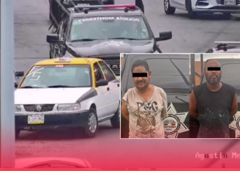 Policía De Monterrey Detiene A Dos Hombres A Bordo De Taxi Con Reporte De Robo