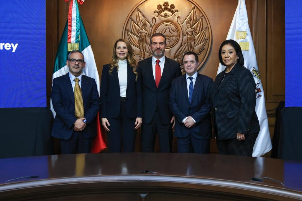 reconocimiento-medalla-al-mérito-dr.-carlos-canseco