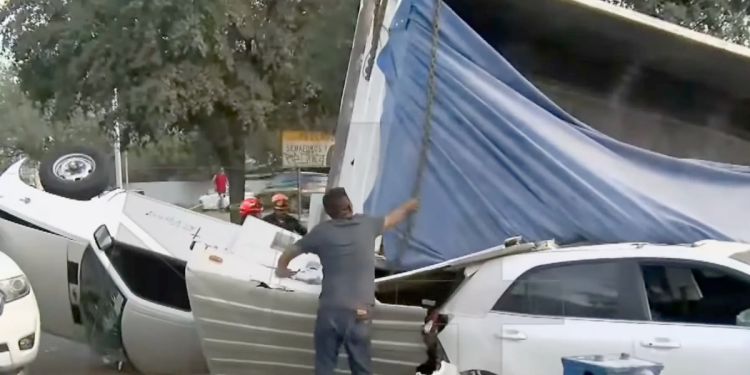 volcadura-de-tráiler-accidente-vial-carretera-monterrey-tráiler-volcó-santa-catarina