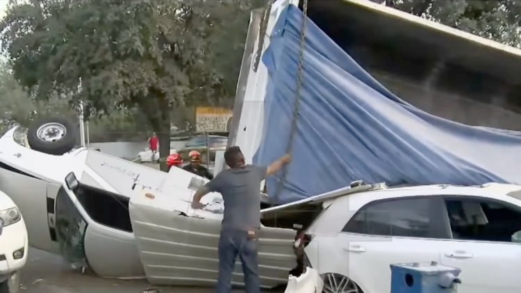 volcadura-de-tráiler-accidente-vial-carretera-monterrey-tráiler-volcó-santa-catarina