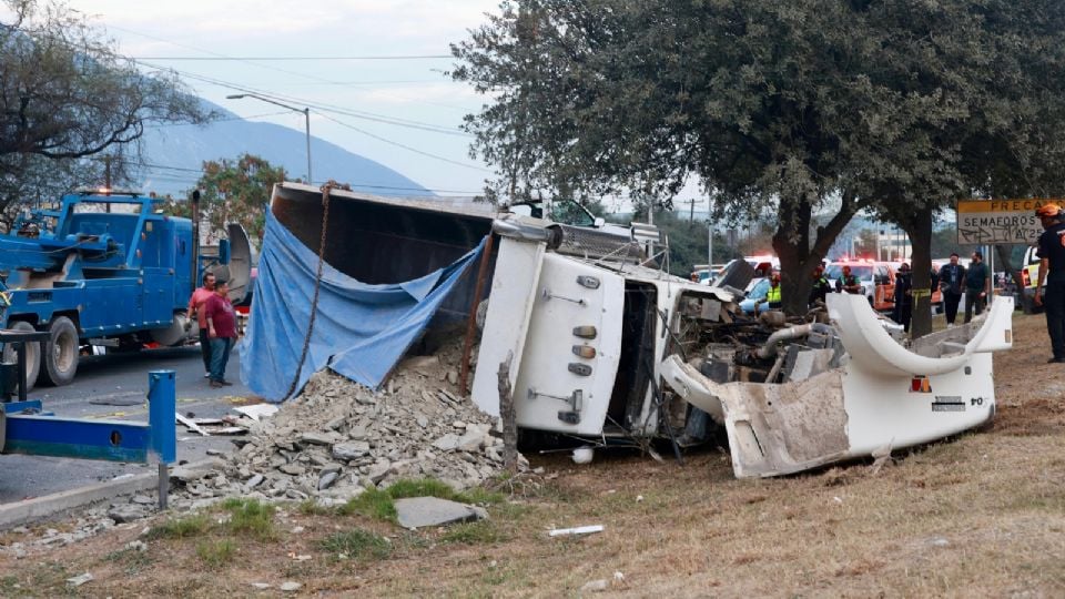 volcadura-de-tráiler-accidente-vial-carretera-monterrey-tráiler-volcó-santa-catarina