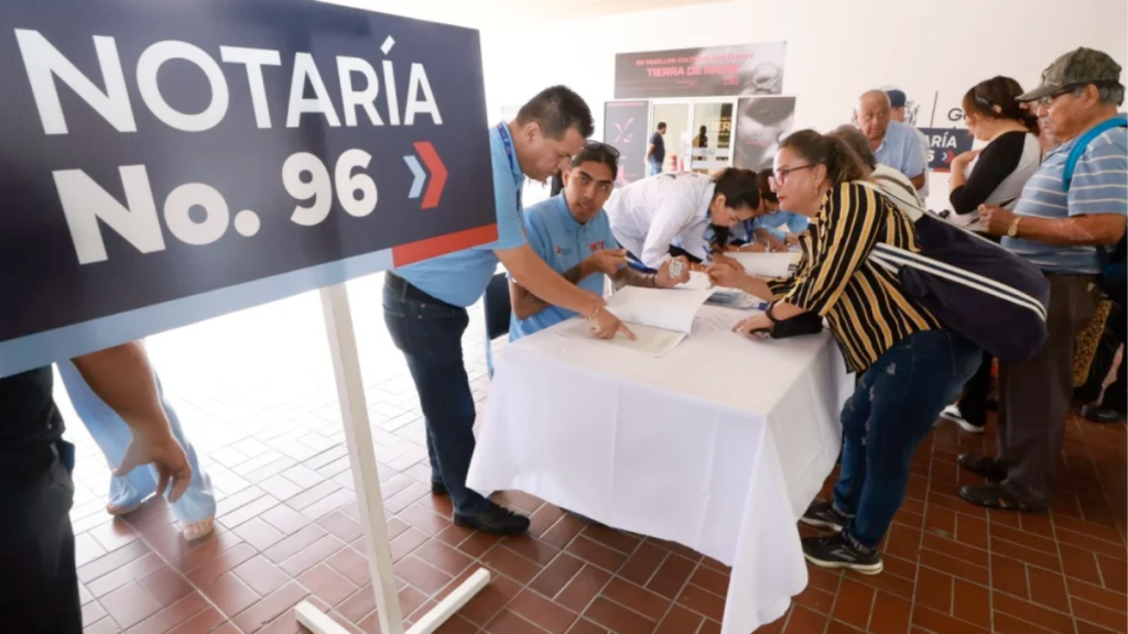 debate público Colosio vs Adrián de la Garza ante fuertes declaraciones de Colosio al decirle "tibio" a su gestión. Imagen del programa social patrimonio seguro