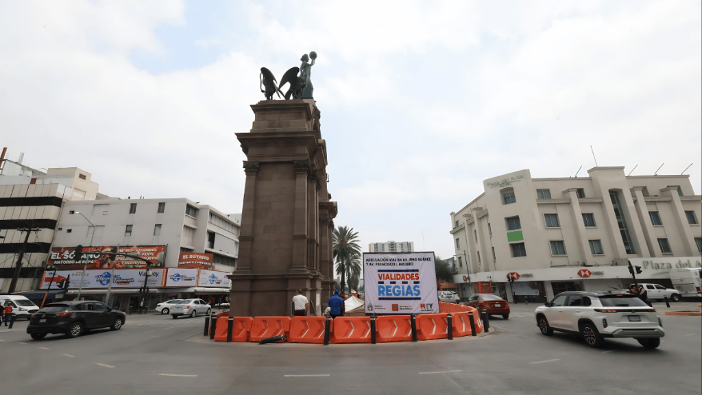 Imagen del inicio de la adecuación vial en Pino Suárez del arco de la independencia