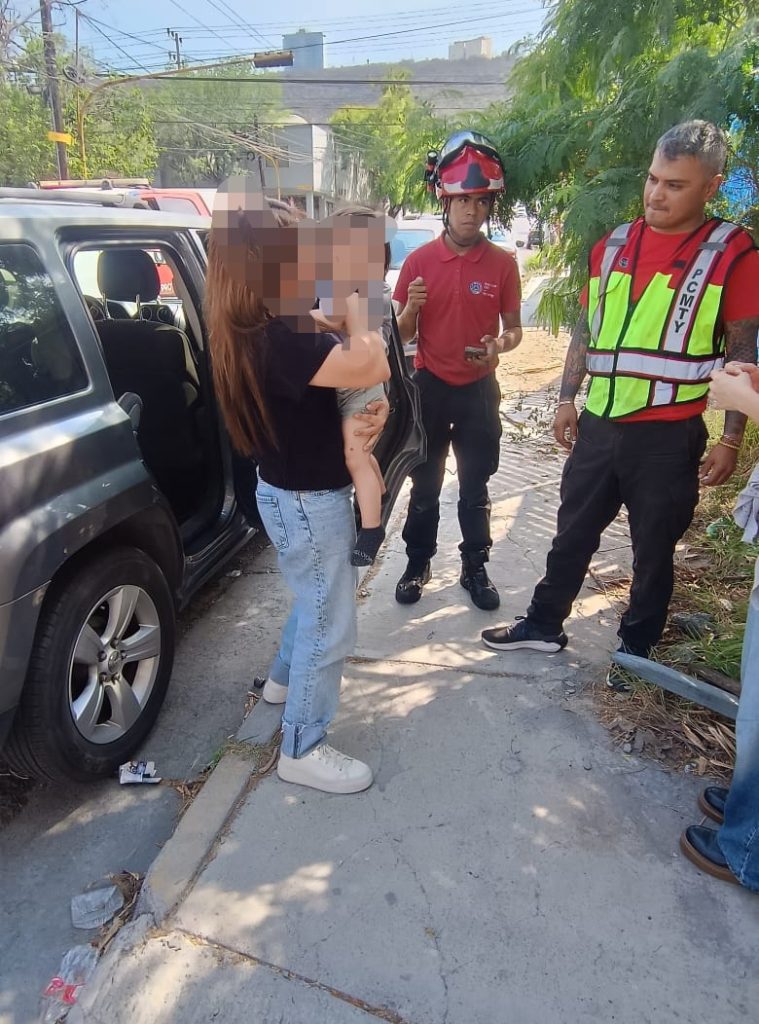 rescate a niño por parte de la policía de Monterrey