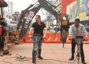 adrián de la Garza con funcionario público iniciando la adecuación vial en Pino Suárez