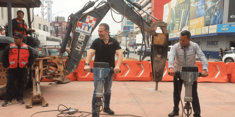 adrián de la Garza con funcionario público iniciando la adecuación vial en Pino Suárez