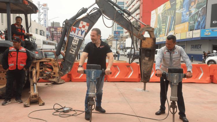 adrián de la Garza con funcionario público iniciando la adecuación vial en Pino Suárez