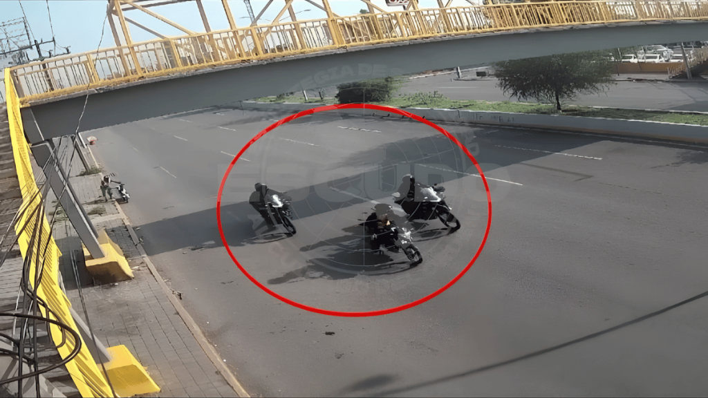 Policía de Monterrey captura a joven con mariguana en moto