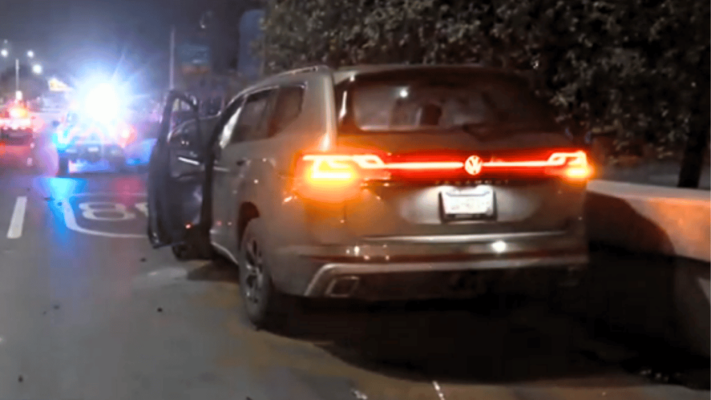 Camioneta abandonada tras accidente en garza sada