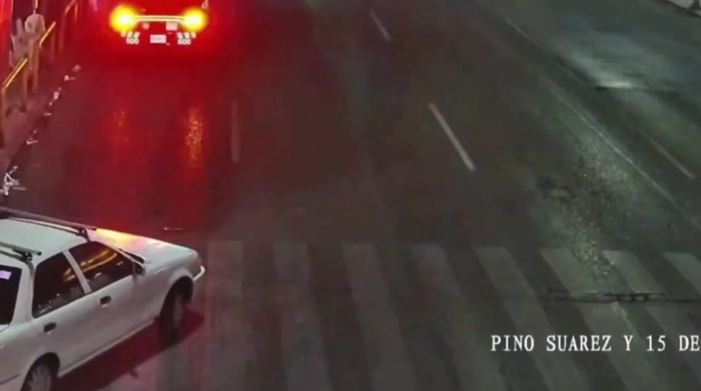 tránsito de monterrey escolta a joven al hospital imss no. 21