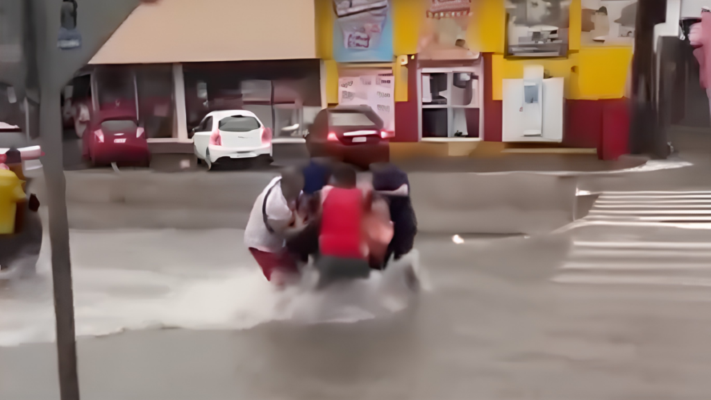 corriente urbana arrastra a los ciudadanos durante el rescate en san nicolás
