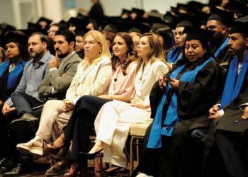 La diputada Lorena de la Garza durante la entrega de diplomas del Instituto de la Juventud Regia en Monterrey.