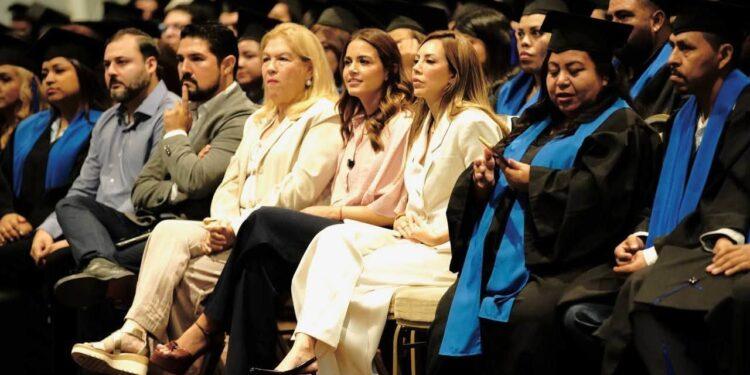 La diputada Lorena de la Garza durante la entrega de diplomas del Instituto de la Juventud Regia en Monterrey.
