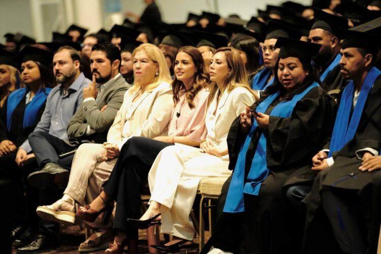 La diputada Lorena de la Garza durante la entrega de diplomas del Instituto de la Juventud Regia en Monterrey.