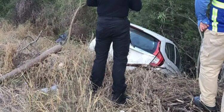Vehículo termina en un desnivel tras despiste al sur de Monterrey